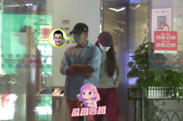 富腾优配 文章带女友一起看话剧 女方长发披肩十分低调